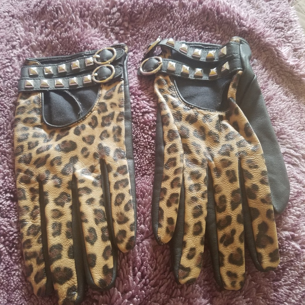 leopard gloves